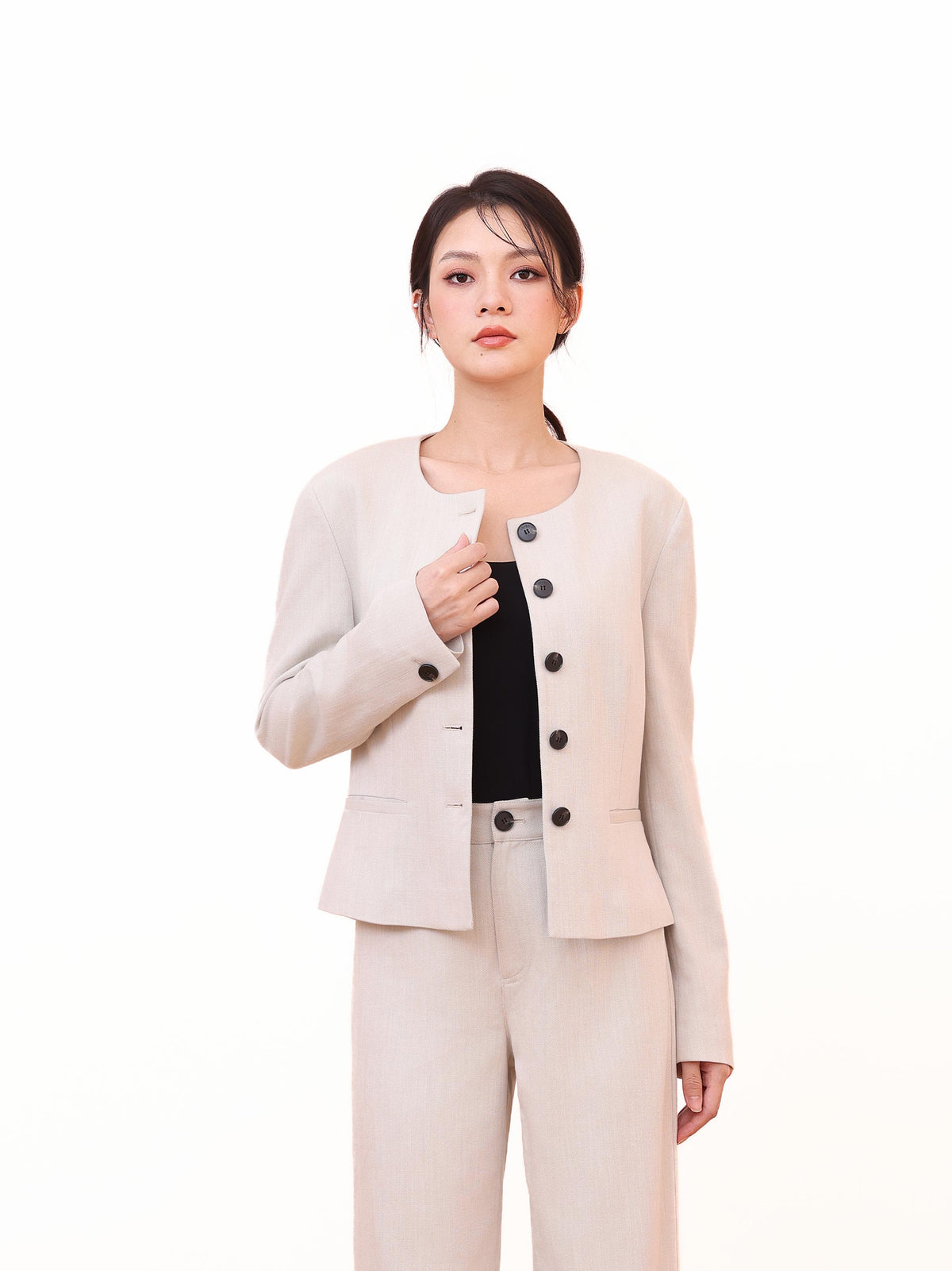 COLLARLESS BUTTONED SUIT JACKET