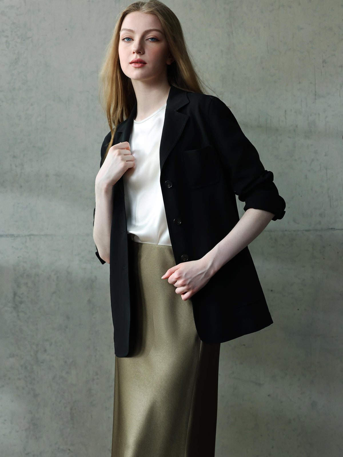 RELAXED CRAPE BLAZER W/ BACK DETAIL