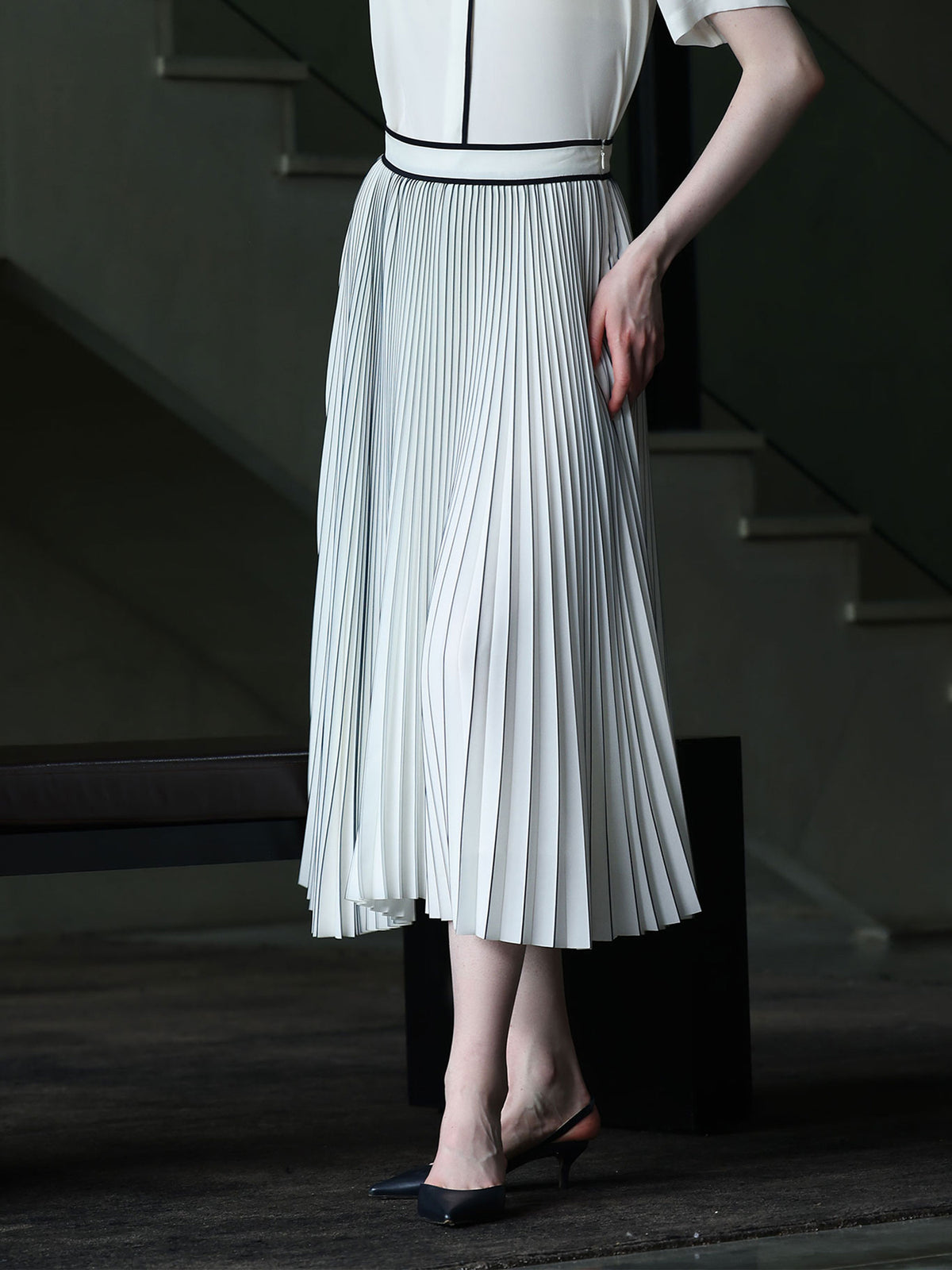 MIDI PLEATED SKIRT WITH PIPING DETAILS