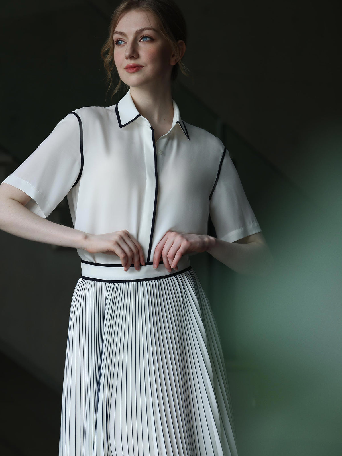 MIDI PLEATED SKIRT WITH PIPING DETAILS