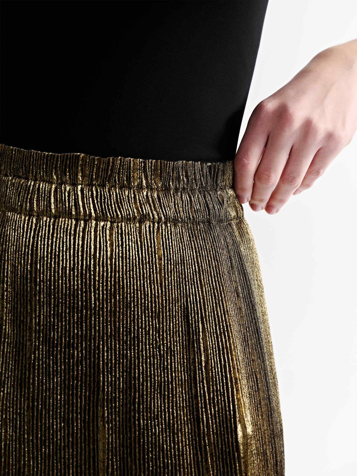 METALLIC PLEATED SKIRT