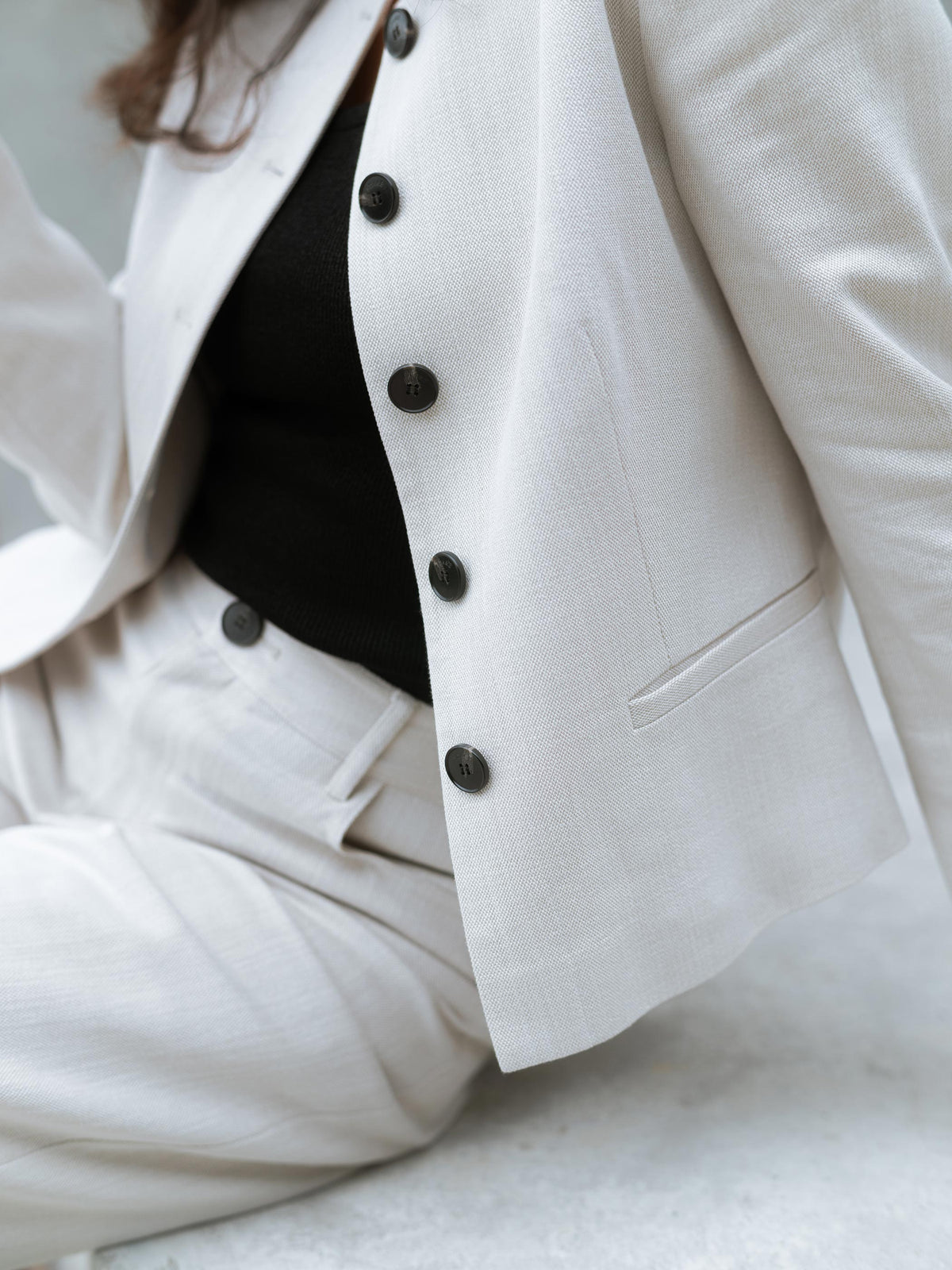 COLLARLESS BUTTONED SUIT JACKET