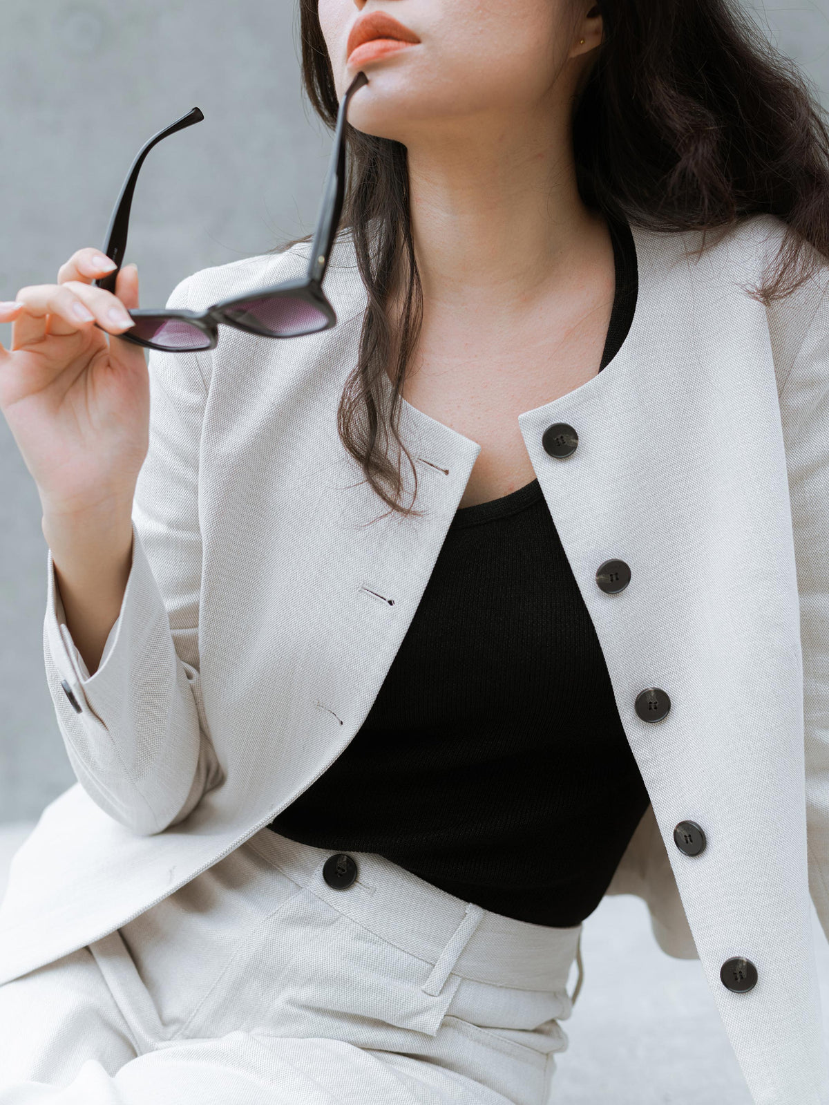 COLLARLESS BUTTONED SUIT JACKET